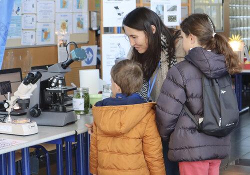 Animation familiale devant des microscopes