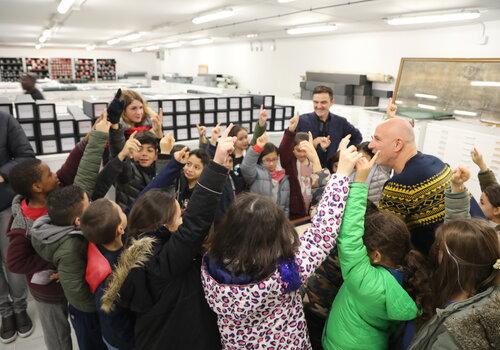 Visite guidée des magasins de conservation des archives avec une classe de primaire.