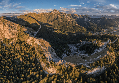 Vue aérienne du Mont-César. Vue aérienne du Mont-César.