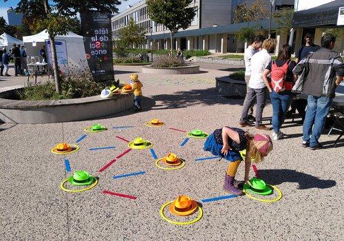 Stand "Informatique Débranchée" de 2022 Une photo de la fête de la science 2022 avec un atelier extérieur avec des cerceaux et des chapeaux