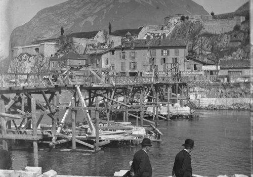 Henri Ferrand, Grenoble : construction du pont de la Bastille Construction d'un pont sur l'Isère, étayage en bois
