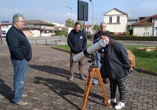 Observation du Soleil à l'aide d'un télescope équipé de filtre solaire Observation du Soleil à l'aide d'un télescope équipé de filtre solaire