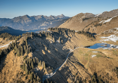 Vue aérienne de la colline de Ranfolly et des laves en coussin du col de Joux Plane