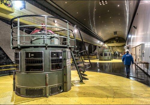 Visite de la centrale et du barrage de Serre-Ponçon Salle des machines de la centrale hydroélectrique de Serre-Ponçon