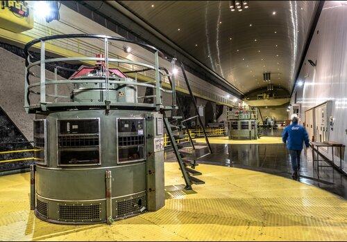 Salle des machines de la centrale hydroélectrique de Serre-Ponçon