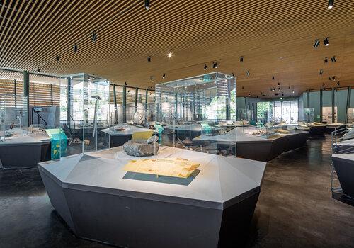Interieur du musée archéologique du lac de Paladru Vue de la salle d'exposition parmanente