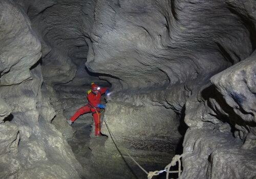 Spéléologue en exploration