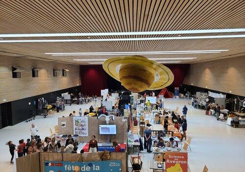 La planète Saturne dans le Ciel du Village des Sciences Village des Sciences 2023 dans la Salle des Fêtes de Rodez