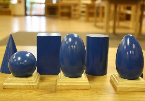 Les maths par la main Des solides mathématiques posés sur une table