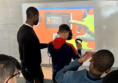 Initiation en réalité virtuelle Un jeune en situation de réalité virtuelle