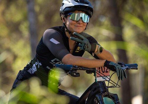 Justine Tonso faisant le V de la Victoire