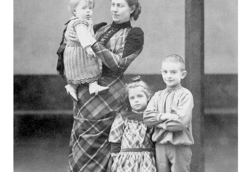 Jeanne Desparmet-Ruello, une femme que l'atelier Matrimoine en ville vous fera découvrir Jeanne Desparmet-Ruello avec ses trois enfants