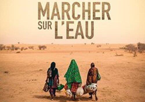Alors que l’eau est un bien essentiel, aujourd’hui plus de 2 milliards de personnes n’ont pas accès à l’eau potable. Cette situation empire d’année en année, l’eau devenant plus rare et moins salubre en raison du dérèglement climatique. MARCHER SUR L’EAU est un film documentaire qui permet d’ouvrir les yeux sur l’ampleur et l’urgence de la crise de l’eau.