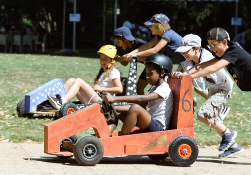 enfants poussant un push-car