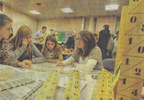 Bâtons de Neper Elèves apprenant à multiplier dans un forum.