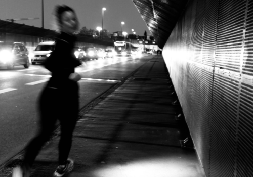 Femme qui court la nuit