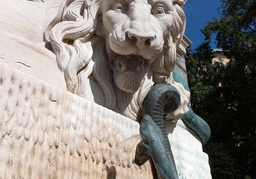 Statue de lion et de serpent