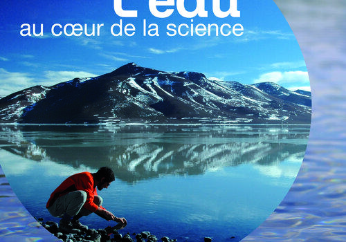 À travers les 12 manipulations interactives, le public explore le cycle de l’eau, compare les volumes d'eau douce dans les différents réservoirs. Comprendre les usages de l'eau selon la diversité des paysages, c'est aussi mieux appréhender la fragilité des ressources en eau. Comment fonctionne une nappe phréatique ? Découvrez grâce à une maquette hydraulique. Le public tentera de calculer sa consommation quotidienne d'eau, et trouvera les différents circuits de recyclage.