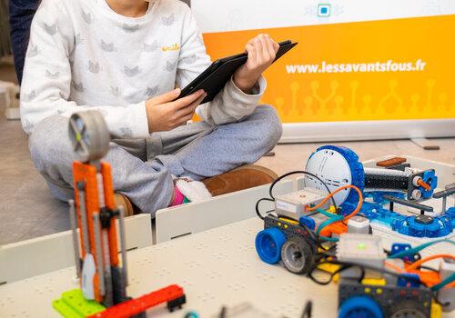 Robot en mission Enfant qui joue avec un robot