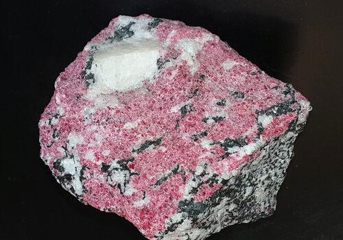 Syénite néphélinique contenant de l’eudialyte Syénite néphélinique contenant de l’eudialyte