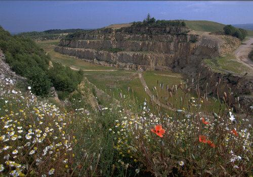 Vue sur l'ancienne mine à ciel ouvert de Bellezane