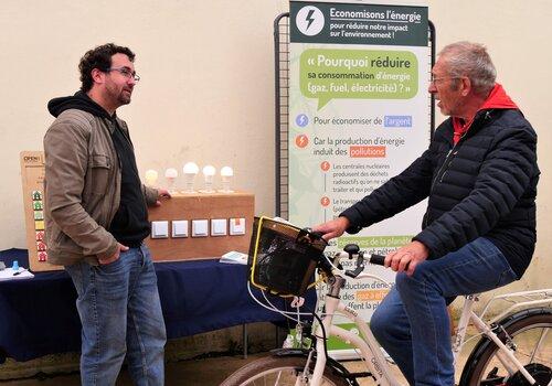 Atelier Cap sur les watts avec un homme qui s'essaye au vélo de l'énergie