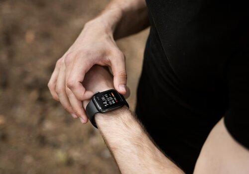 homme regarde sa montre