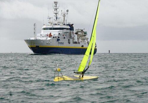 Robot voilier VAIMOS et le navire océanographique Thalassa. Ifremer. Robot voilier VAIMOS et le navire océanographique Thalassa. Ifremer.