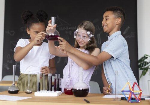Science, sport, Handicap Enfants manipulant une fiole