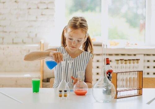 Petite fille en atelier de chimie