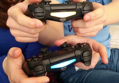 Deux ados jouent ensemble aux jeux vidéo Deux ados jouent ensemble aux jeux vidéo