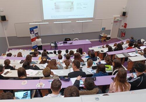 Présentation des actions de l’association Femmes et Sciences par Gaëlle Friocourt et Cécile Voisset devant une classe de 1ère de l'Amiral Ronac'h. Présentation des actions de l’association Femmes et Sciences par Gaëlle Friocourt et Cécile Voisset devant une classe de 1ère de l'Amiral Ronac'h.