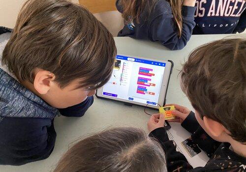 Jeunes programmant une carte MicroBit