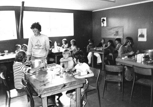 La classe de mer est un lieu rupture avec le modèle scolaire classique. Groupe d'enfants à la cantine en classe de mer