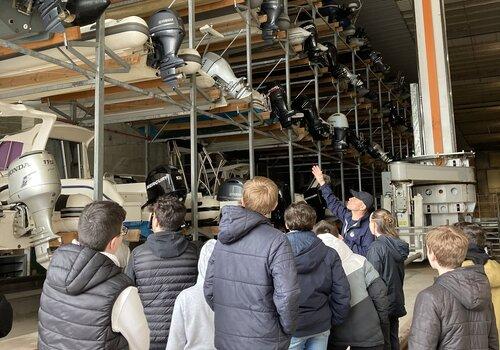Groupe qui visite le port à sec.