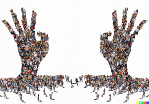 Ensemble faisons un corps ! une foule d'humains qui ensemble formes 2 mains pointant vers le ciel