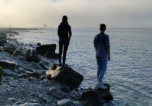 "Quand viendra la vague" : perchés sur un rocher, les deux comédiens regardent la mer et l'horizon