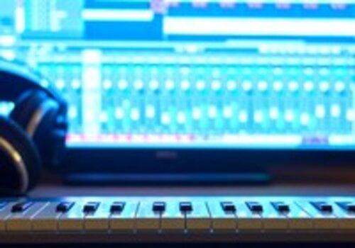 Musique et Science Clavier devant un écran