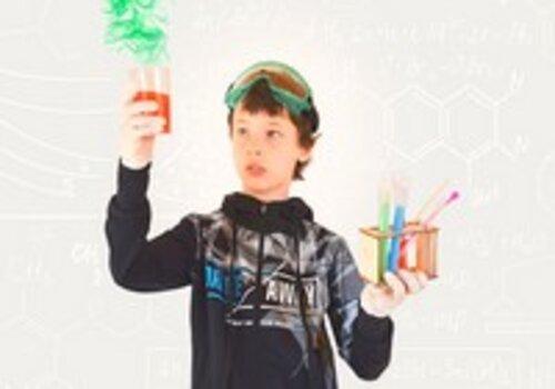 Les p'tits chercheurs en herbe Enfant qui expérimente