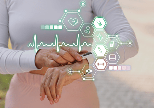 Une personne qui regarde les indicateurs de santé sur une montre connectée