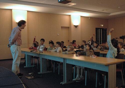 Une classe pendant la Fête de la science à l'IAP. Une classe pendant la Fête de la science à l'IAP.