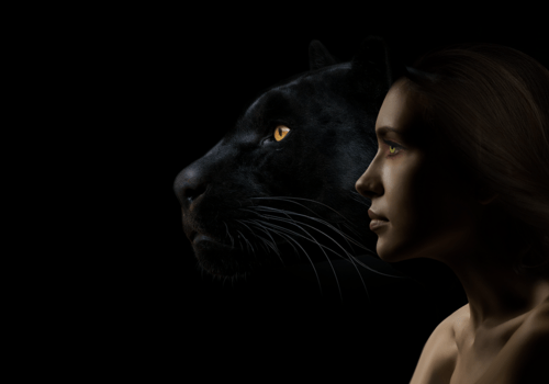 Femme et panthère noire