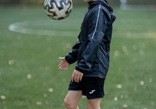 Enfant qui joue au ballon