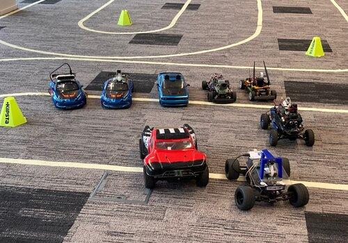 Images de voitures autonomes sur une piste de course