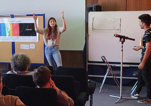 2 acteurs joue une scène de la pièces Têtes en l'air