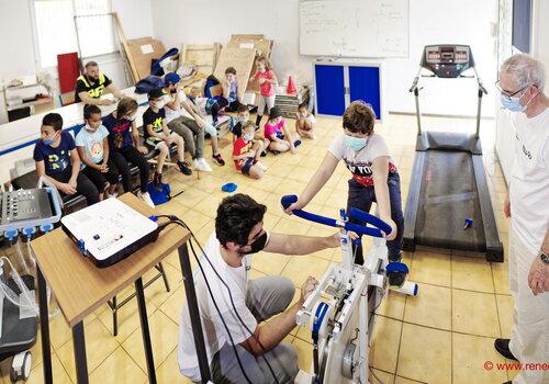 Enfants participants aux activités du laboratoire IRISSE enfant faisant du vélo