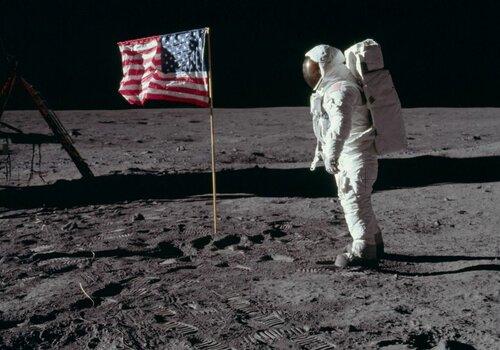 Neil Amstrong sur la Lune Neil Amstrong sur la Lune et le drapeau américain