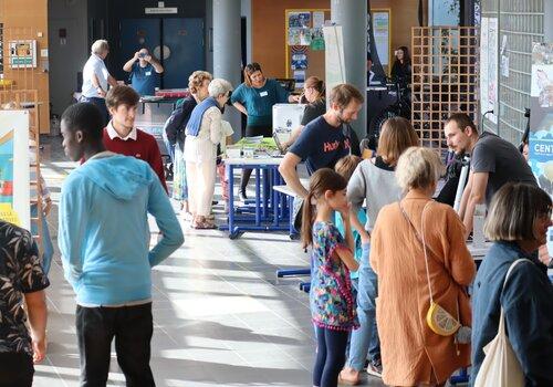 Animation des stands dans le hall de l'IUT de l'Indre