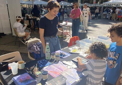 Réalisation d'un atelier devant un jeune public