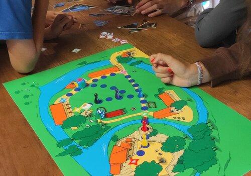 Jeu de plateau "Disparition au Musée" enfants jouant au jeu de plateau "Disparition au Musée"